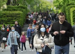 Laying flowers at the Tomb of the Unknown Soldier in the Park of Eternal Glory