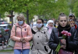 Laying flowers at the Tomb of the Unknown Soldier in the Park of Eternal Glory