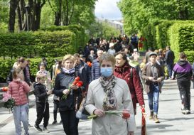 Laying flowers at the Tomb of the Unknown Soldier in the Park of Eternal Glory