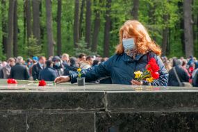 Laying flowers to the Glory Memorial in Kharkiv