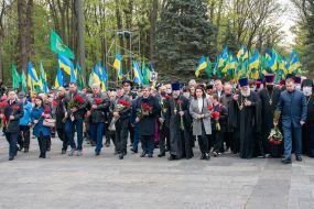 Laying flowers to the Glory Memorial in Kharkiv