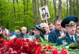 Laying flowers to the Glory Memorial in Kharkiv