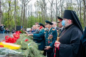Laying flowers to the Glory Memorial in Kharkiv