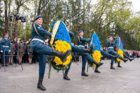 Laying flowers to the Glory Memorial in Kharkiv