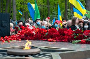 Laying flowers to the Glory Memorial in Kharkiv