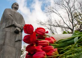 Laying flowers to the Glory Memorial in Kharkiv