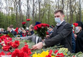 Laying flowers to the Glory Memorial in Kharkiv