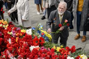 Покладання квітів до могили Невідомого солдата у парку Вічної Слави