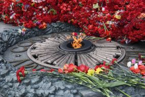 Покладання квітів до могили Невідомого солдата у парку Вічної Слави