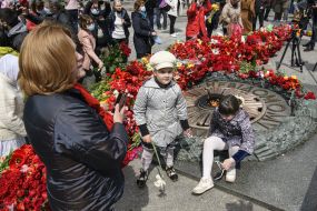 Покладання квітів до могили Невідомого солдата у парку Вічної Слави