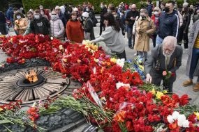 Покладання квітів до могили Невідомого солдата у парку Вічної Слави