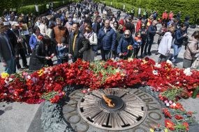 Покладання квітів до могили Невідомого солдата у парку Вічної Слави