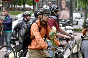 An impromptu monument to the dead cyclists was erected under the Kyiv City Council