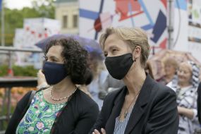 Melinda Simmons, Anka Feldhuzen