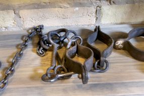 Цепь и наручники