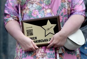 Олеся Жураковская держит копию своей именной звезды