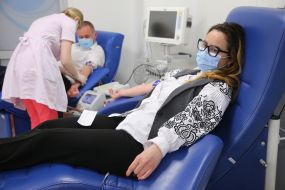 Донор сдает кровь