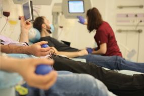 Донор сдает кровь