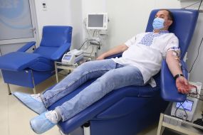 Донор сдает кровь