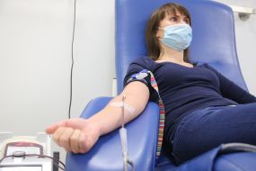 Донор сдает кровь