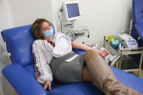 Донор сдает кровь