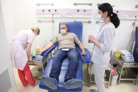 Донор сдает кровь