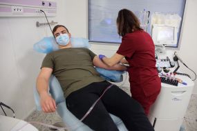 Донор сдает кровь