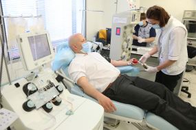 Донор сдает кровь