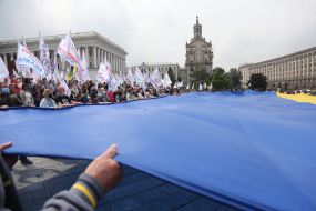 Investors of Arkada Bank unfurled the flag of Ukraine on Independence Square