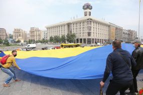 Investors of Arkada Bank unfurled the flag of Ukraine on Independence Square