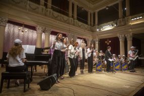 Вокальная шоу-группа «Альтана» и оркестр «Сурма»