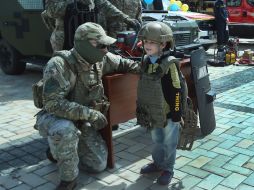 Хлопчик приміряє військове спорядження