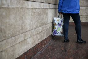 Пластиковый пакет в руках у прохожего на улице в Киеве