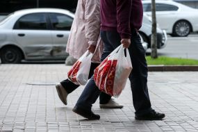 Пластиковые пакеты в руках у прохожих на улице в Киеве