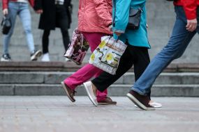 Пластиковые пакеты в руках у прохожих на улице в Киеве