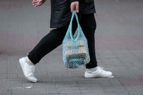 Экосумка в руках у прохожего на улице в Киеве