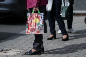 Пластиковый пакет в руках у прохожего на улице в Киеве