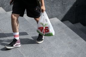 Пластиковый пакет в руках у прохожего на улице в Киеве