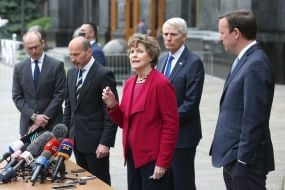 Джин Шахін, Роб Портман та Крістофер Мерфі