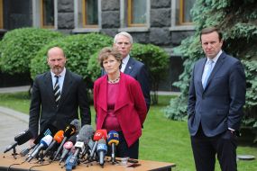 Джин Шахін, Роб Портман та Крістофер Мерфі