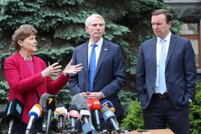 Джин Шахін, Роб Портман та Крістофер Мерфі