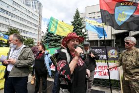 Акція протесту проти продажу землі біля будівлі Конституційного суду