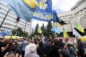 Акція протесту проти продажу землі біля будівлі Конституційного суду