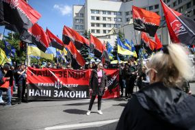 Акція протесту проти продажу землі біля будівлі Конституційного суду