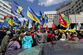 Акція протесту проти продажу землі біля будівлі Конституційного суду