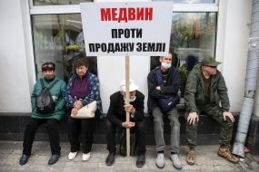 Акція протесту проти продажу землі біля будівлі Конституційного суду