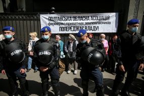 Акція протесту проти продажу землі біля будівлі Конституційного суду