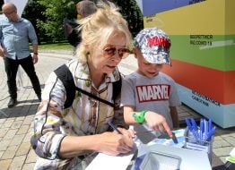 Люди пишут письма в зоне заботы о родных