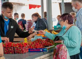 Strawberries on the counter at the Central Market in Kharkov