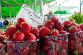 Strawberries on the counter at the Central Market in Kharkov